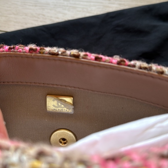 Chanel 22K pink beige tweed flap handbag with AGED hardware - Picture 11 of 13